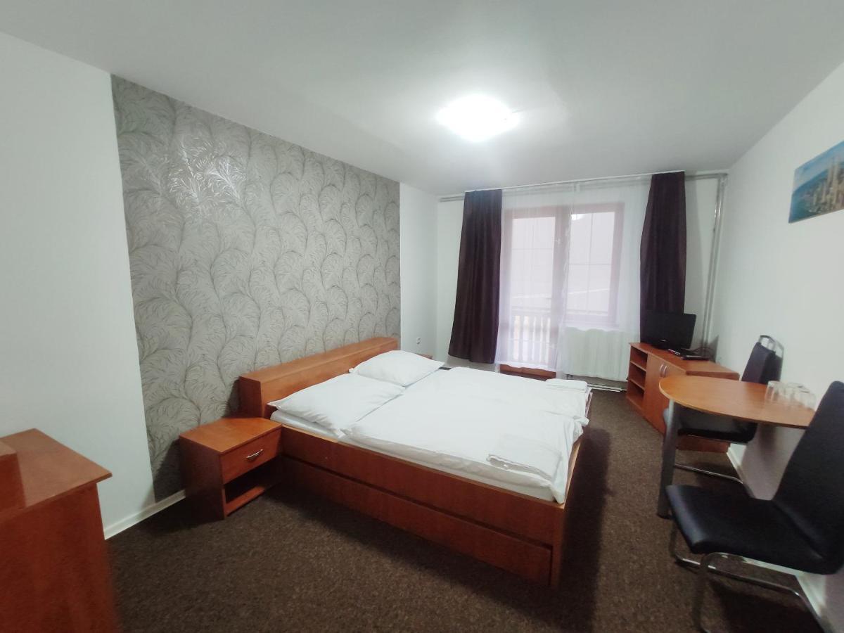 Horsky Hotel Eva Svätý Jur Rum bild